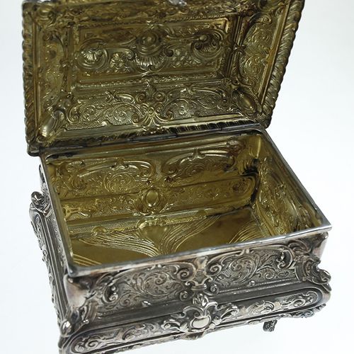 Null Silver objects - Miscellaneous - A silver box with cover, on four feet with&hellip;