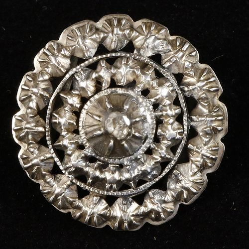 Null Silver jewellery - Opengewerkte ronde zilveren broche, geslepen decor, met &hellip;