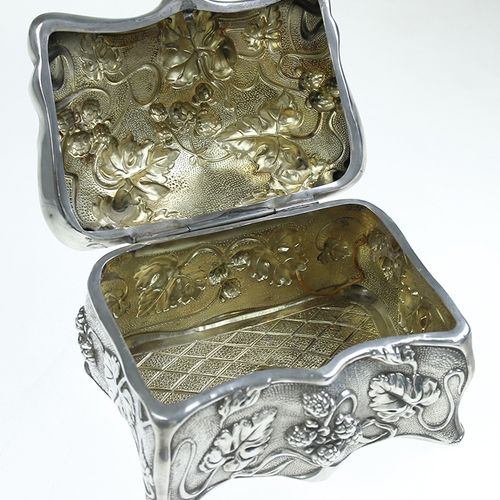 Null Silver objects - Miscellaneous - A silver box with cover with floral decora&hellip;