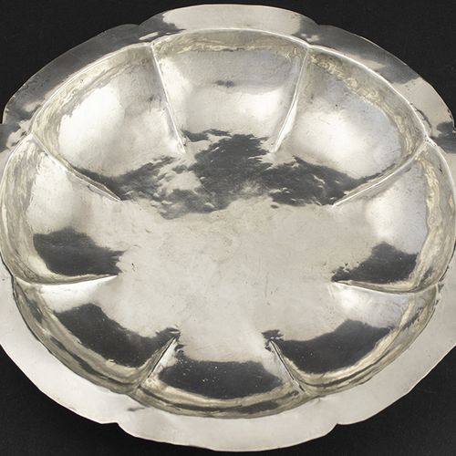 Null Silver objects - Miscellaneous - Round silver hammered lobbed dish, the sid&hellip;