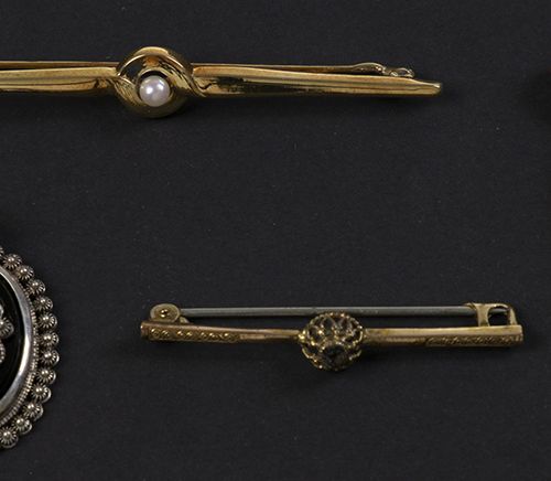 Null Gold jewellery and objects - Collection of jewellery: several brooches and &hellip;