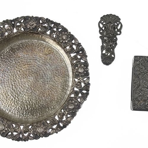 Null Silver objects - Djokja - A Djokja silver dish with pierced rim, match box &hellip;