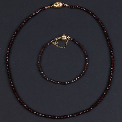 Null Gold jewellery and objects - Garnet necklace and bracelet both with a 14k y&hellip;