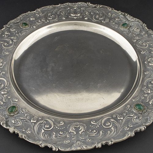 Null Silver objects - Italy - Round chiselled silver dish with embossed foliate &hellip;