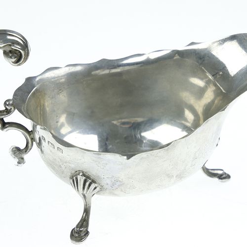 Null Silver objects - Great Britain - Silver sauce boat with scroll shaped handl&hellip;