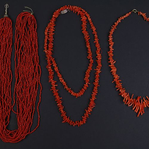 Null Gold jewellery and objects - Two coral necklaces and one glass coral neckla&hellip;