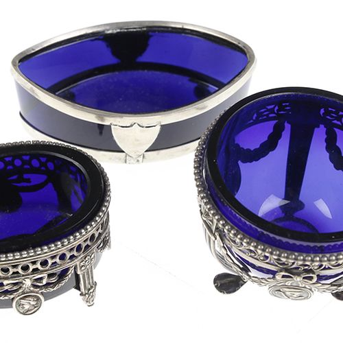 Null Silver objects - Netherlands - Three silver salt cellars with blue glass li&hellip;