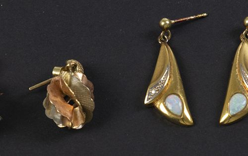 Null Gold jewellery and objects - Two pair 14k gold earstuds, one with opal en s&hellip;