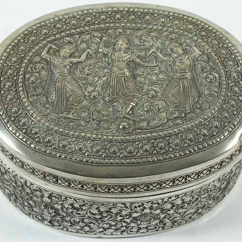 Null Silver objects - Miscellaneous - Oval Malaysian silver box with repoussé fl&hellip;