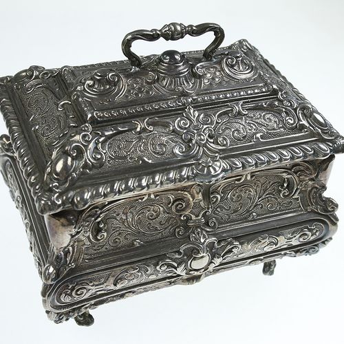 Null Silver objects - Miscellaneous - A silver box with cover, on four feet with&hellip;