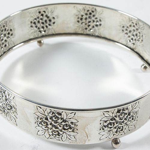 Null Silver objects - Italy - Round silver dish with relief flower and foliate d&hellip;