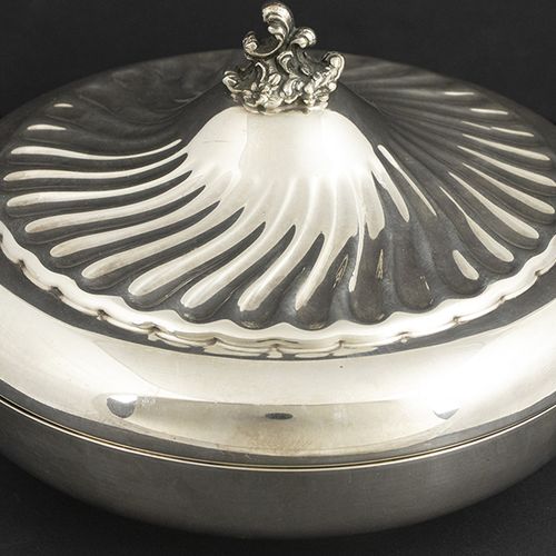 Null Silver objects - Miscellaneous - Round silver dish and cover with twisted r&hellip;
