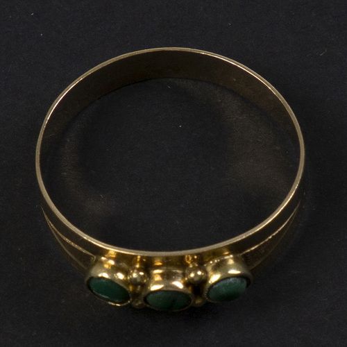 Null Gold jewellery and objects - 14k yellow gold ring set with malachite - 57 m&hellip;