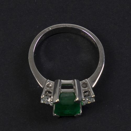 Null Gold jewellery and objects - 18k white gold ring set with an emerald-cut em&hellip;