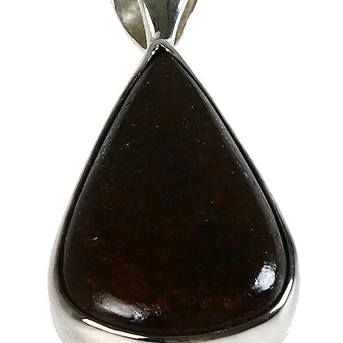 Null Silver jewellery - A cabochon polished meteorite (c. 31 mm. Length), framed&hellip;