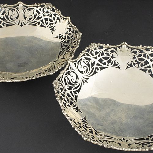 Null Silver objects - Great Britain - Pair of round pierced silver dishes with f&hellip;