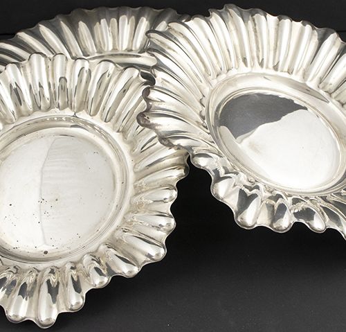 Null Silver objects - Miscellaneous - Three round silver ribbed dishes, Spain, s&hellip;