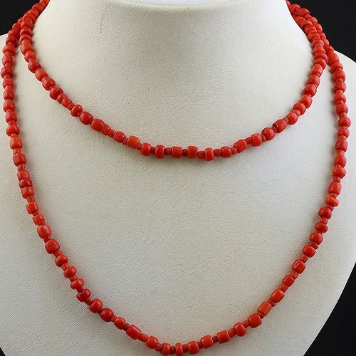 Null Gold jewellery and objects - Coral necklace completed by an 18k yellow gold&hellip;