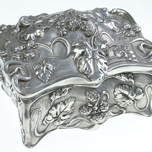 Null Silver objects - Miscellaneous - A silver box with cover with floral decora&hellip;