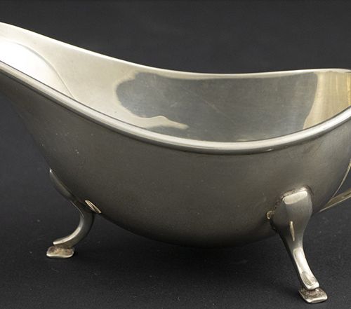 Null Silver objects - Great Britain - Silver sauce boat on three claw feet, with&hellip;