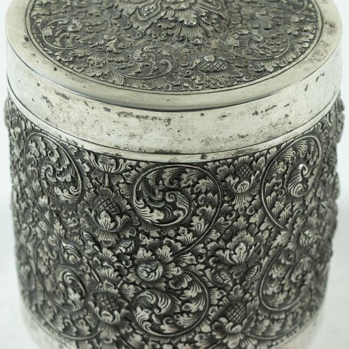 Null Silver objects - Miscellaneous - Balinese silver cigarette box with repouss&hellip;