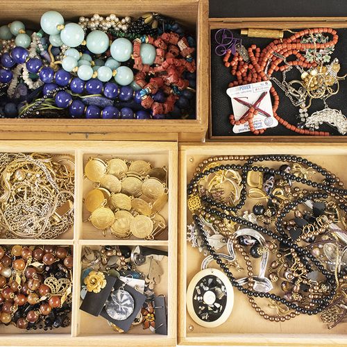 Null Miscellaneous jewellery and bijoux - Three wooden boxes with byoux, necklac&hellip;