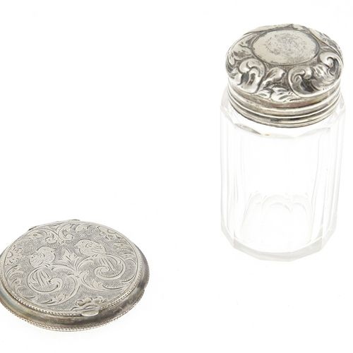 Null Silver objects - Miscellaneous - Silver powder box with engraved foliate de&hellip;