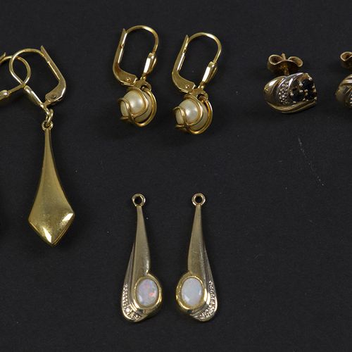 Null Gold jewellery and objects - Several 14k yellow gold earstuds o.A. With opa&hellip;