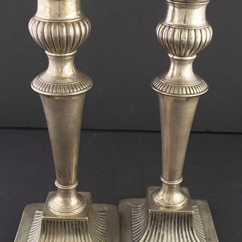 Null Silver objects - Miscellaneous - Pair of silver ribbed candle sticks on squ&hellip;
