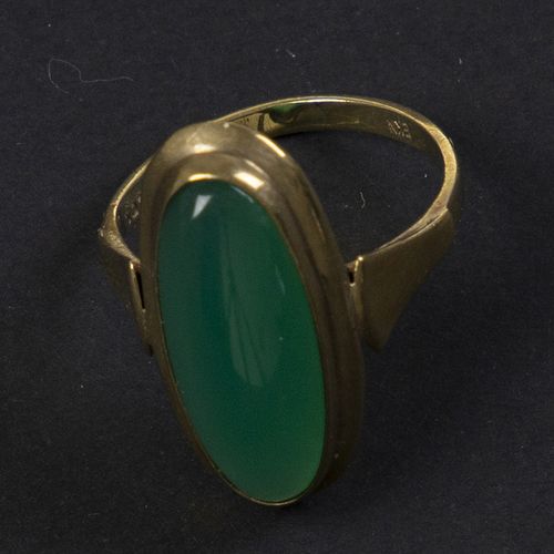 Null Gold jewellery and objects - Bwgg ring set with oval green quartz - 51 mm, &hellip;