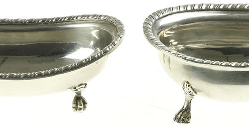Null Silver objects - Miscellaneous - Pair of silver salt cellars with dragooned&hellip;