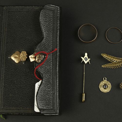 Null Gold jewellery and objects - A collection of antique objects; bible with a &hellip;