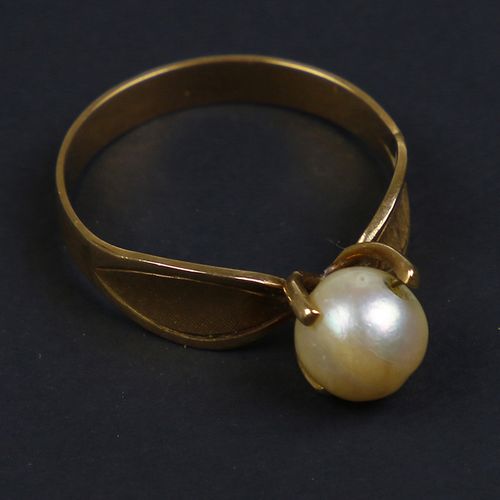 Null Gold jewellery and objects - 14k yellow gold ring set with a cultured pearl&hellip;