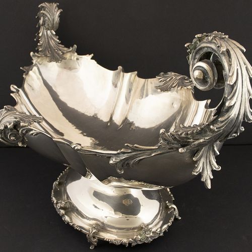 Null Silver objects - Italy - A large elongated centerpiece with foliate relief &hellip;