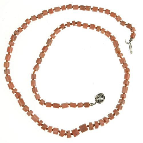 Null Miscellaneous jewellery and bijoux - A blood coral necklace, 61 cm