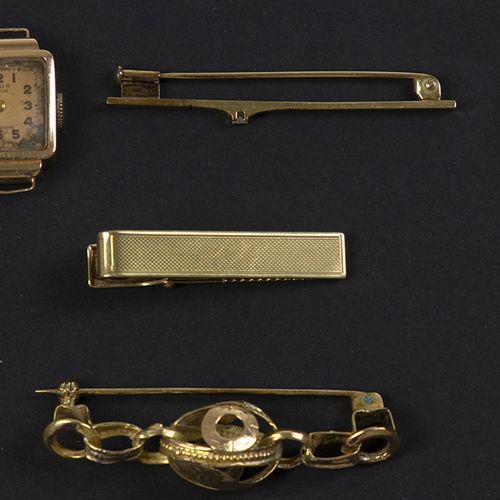 Null Gold jewellery and objects - Several 14k jewels: two brooches, a clip, a pi&hellip;