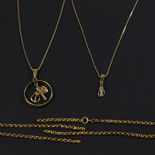 Null Gold jewellery and objects - Several 14k gold necklaces with pendants - 17,&hellip;