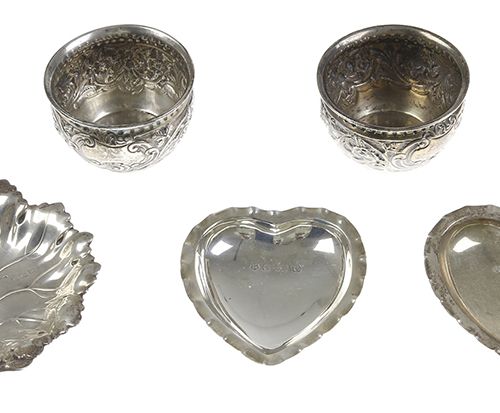 Null Silver objects - Great Britain - Pair of silver salt cellars with embossed &hellip;