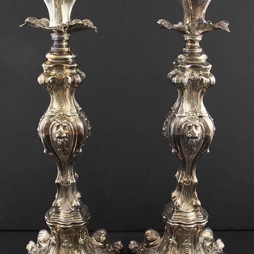 Null Silver objects - Miscellaneous - A pair of ornamental silver candlesticks, &hellip;