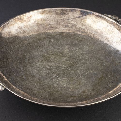 Null Silver objects - Miscellaneous - Round silver dish with two foliate handles&hellip;