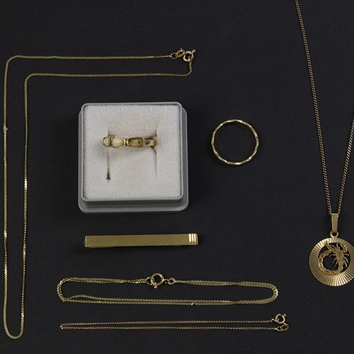 Null Gold jewellery and objects - A collection of 14k yellow gold jewellery: two&hellip;