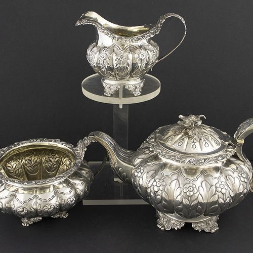 Null Silver objects - Great Britain - Three-piece silver tea service, comprising&hellip;