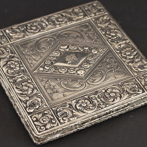 Null Silver objects - Miscellaneous - Square silver cigarette case with gilt int&hellip;