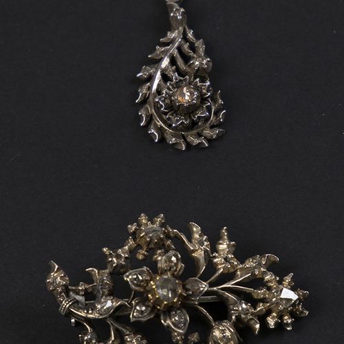 Null Silver jewellery - Een zilveren takbroche en hanger, beide gezet met roosdi&hellip;