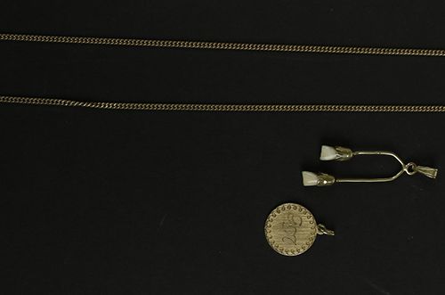 Null Gold jewellery and objects - A collection of 14k jewelry: a necklace and tw&hellip;