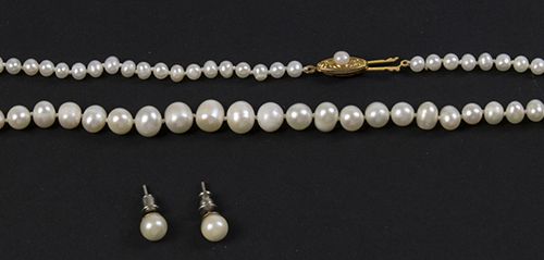 Null Gold jewellery and objects - Cultured pearl necklace and earstuds completed&hellip;