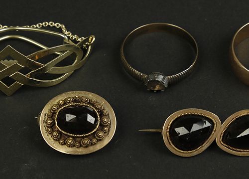 Null Gold jewellery and objects - A collection of antique items: a pin, two ring&hellip;