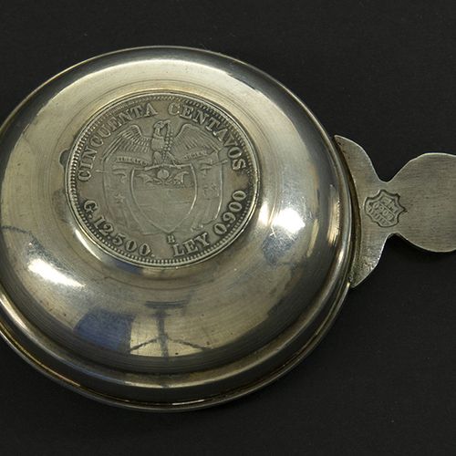 Null Silver objects - Miscellaneous - A silver coin ashtray, Republica de Colomb&hellip;