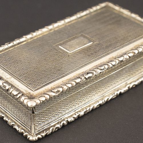 Null Silver objects - Great Britain - Guilloché silver snuff box with foliate bo&hellip;