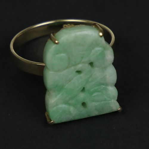 Null Gold jewellery and objects - 14k yellow gold ring set with a jade carving -&hellip;